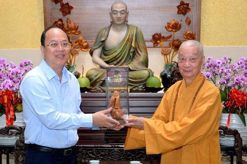 Bí thư Nguyễn Hồ Hải cùng lãnh đạo tỉnh Cà Mau chào thăm Đức Pháp chủ và chư vị Trưởng lão lãnh đạo GHPGVN