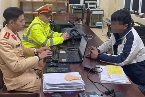 Cản trở xe ưu tiên đang làm nhiệm vụ, tài xế bị phạt tiền và trừ 4 điểm giấy phép lái xe