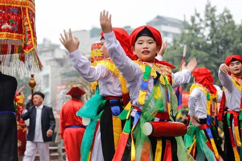 Độc đáo trai làng Triều Khúc giả gái múa 'con đĩ đánh bồng' dịp đầu xuân