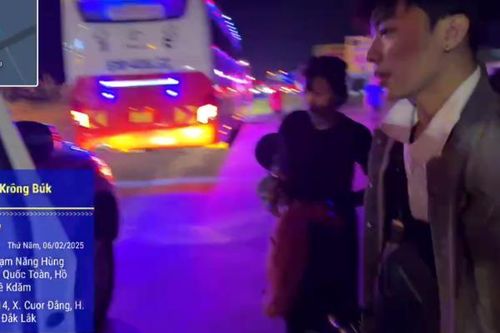 CSGT dùng xe chuyên dụng đưa sản phụ vỡ ối trên xe khách đến bệnh viện kịp thời