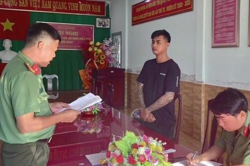 Bị khởi tố vì mang súng quân dụng đi 'nói chuyện'