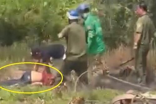 Bị truy đuổi, tên trộm bơi qua sông nhưng không thoát nên dùng dao tự sát