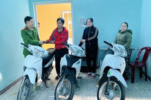 Người dân vui mừng nhận lại xe máy mất trộm sau khi nhóm 'đá xế' bị bắt