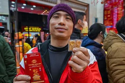 Người dân nô nức mua vàng ngày vía Thần Tài 2025