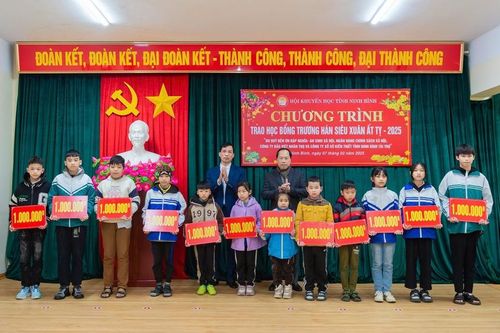 Hội Khuyến học tỉnh Ninh Bình trao học bổng Trương Hán Siêu đầu Xuân Ất Tỵ