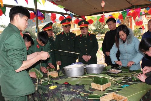 Những người lính 'vui xuân không quên nhiệm vụ'