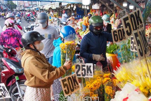 Người dân trong ngày vía Thần Tài
