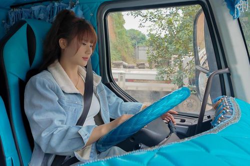 Hotgirl lái xe tải 30 tấn bon bon trên đường miền núi, bê gạch như cánh mày râu
