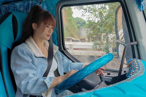 Cô gái xinh đẹp lái xe tải 30 tấn trên đường núi