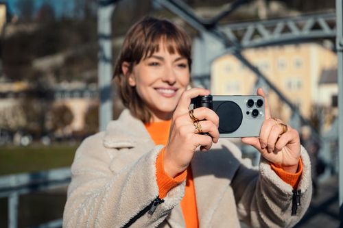 Leica lần đầu ra mắt phụ kiện cho iPhone