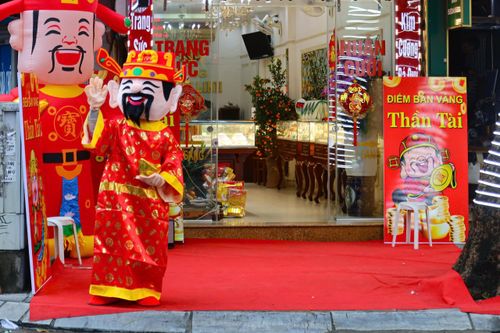 Bất ngờ cảnh nhiều cửa hàng vàng vắng hoe trong ngày vía thần Tài