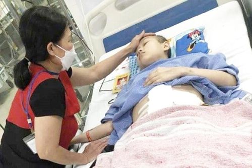 Thiếu nữ 15 tuổi chống chọi từng ngày với hai căn bệnh hiểm nghèo