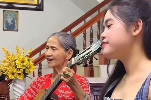 Clip bà nội U70 hát 'Thì thầm mùa xuân' cùng cháu gái thu hút triệu views
