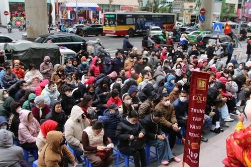 Hà Nội: Người dân xếp hàng chật kín vỉa hè để mua vàng ngày vía Thần Tài