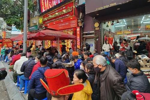 Ngày vía Thần tài, nườm nượp người dân xếp hàng mua vàng cầu may