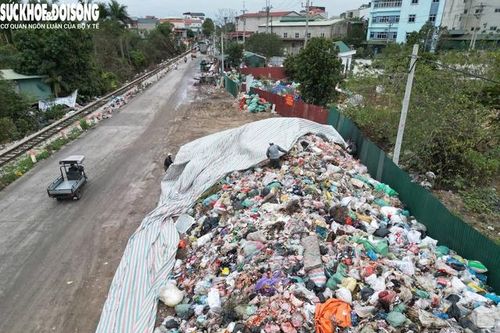 Xã La Phù quây bạt hàng tấn bánh kẹo tại bãi rác để giảm ô nhiễm