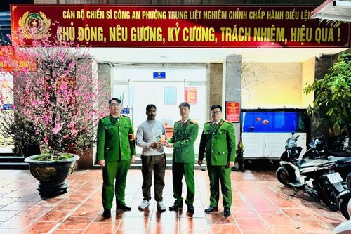 Hỗ trợ người đàn ông ngoại quốc tìm điện thoại để quên trên xe taxi