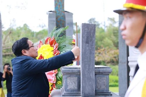 Thủ tướng dâng hương tri ân các Anh hùng liệt sĩ và Mẹ Việt Nam Anh hùng tại Quảng Nam