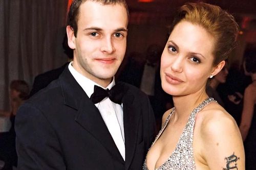 Angelina Jolie thân thiết với chồng cũ sau 26 năm