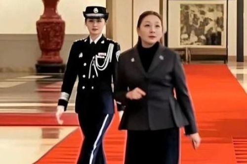 Vẻ ngoài xinh đẹp của nữ vệ sĩ Trung Quốc tháp tùng Thủ tướng Thái Lan