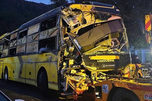 Tai nạn giao thông mới nhất 8/2/2025: lật xe khách khiến 3 người tử vong