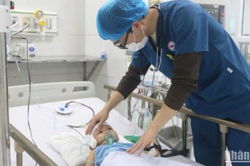 Phẫu thuật trong đêm cấp cứu bệnh nhi ở Thái Bình bị tụ máu nội sọ