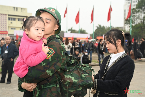 Bố, mẹ, vợ và con của thanh niên nhập ngũ được hưởng những chính sách gì?