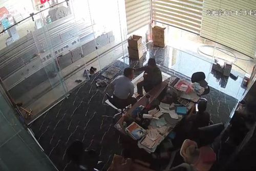 Dùng điện thoại chụp ảnh xe múc đất rồi 'đòi quà'