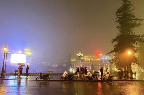 Khách du lịch 'nườm nượp' về trải nghiệm chợ ẩm thực đêm tại Sa Pa