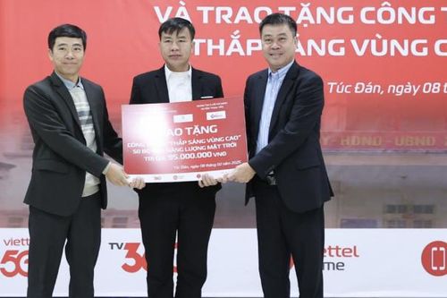 Báo VietNamNet trao tặng công trình đèn chiếu sáng tại huyện Trạm Tấu, tỉnh Yên Bái