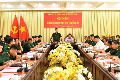 Bàn giao chức vụ Chính ủy Bộ CHQS tỉnh Kiên Giang