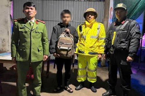 Nam thanh niên có biểu hiện không bình thường đi lạc ô tô