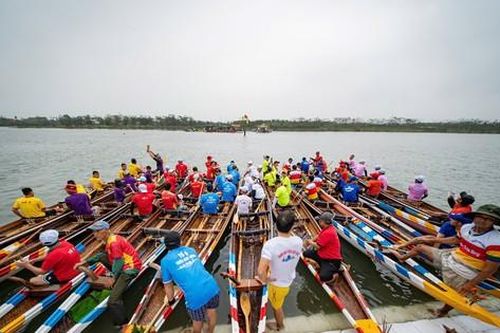 Hàng nghìn người dân cổ vũ đua ghe dưới trời mưa lạnh