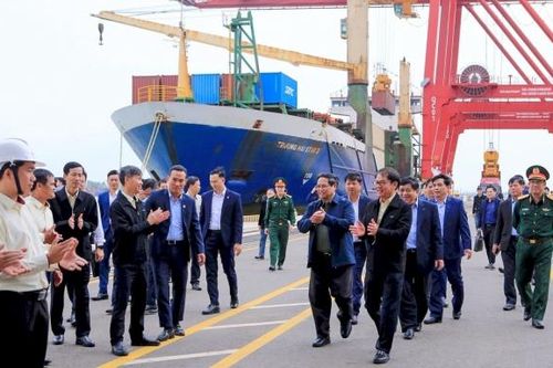 Thủ tướng đề nghị THACO nghiên cứu, phát triển sản xuất tàu đường sắt tốc độ cao