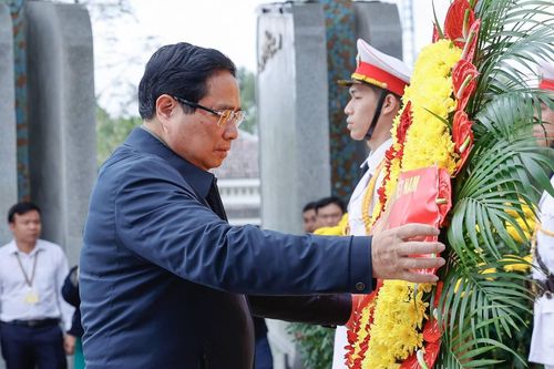 Thủ tướng dâng hoa, dâng hương tại Nghĩa trang liệt sĩ tỉnh Quảng Nam