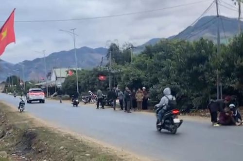 2 học sinh đi xe máy va chạm với ô tô tải, 1 người tử vong tại chỗ