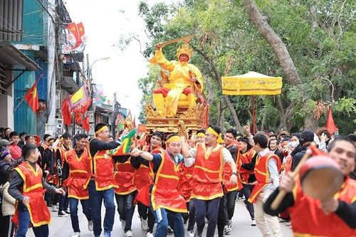 Trai làng rước kiệu vua, 'chúa bay' ở Hà Nội