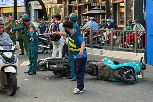 Ngã xuống đường sau va chạm giao thông, nam shipper bị xe buýt cán tử vong