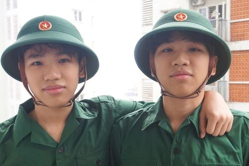 Hai anh em song sinh cùng xung phong lên đường nhập ngũ