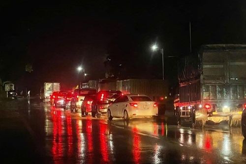 Hàng trăm ô tô 'chôn chân' nhiều giờ trên quốc lộ ở Hà Tĩnh