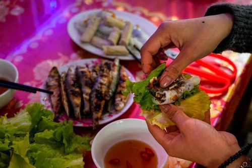 Đi lễ đền Cờn thưởng thức món bánh cuốn cá trích