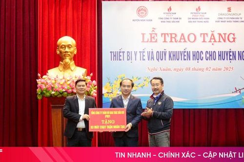 Bí thư Tỉnh ủy dự lễ trao tặng thiết bị y tế và quỹ khuyến học huyện Nghi Xuân