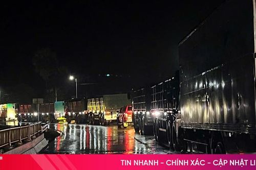 Vì sao hàng trăm phương tiện ùn tắc trên quốc lộ 15 ở Hà Tĩnh?