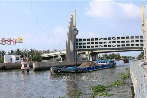 Vận hành Cống - âu thuyền Vàm Bà Lịch kiểm soát mặn, trữ ngọt