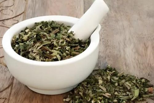 Cỏ dại mọc đầy ở làng quê Việt, phơi khô đem lên phố bán hốt bạc mỏi tay