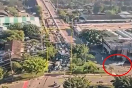 Máy bay lao xuống đường, đâm trúng xe buýt rồi bốc cháy