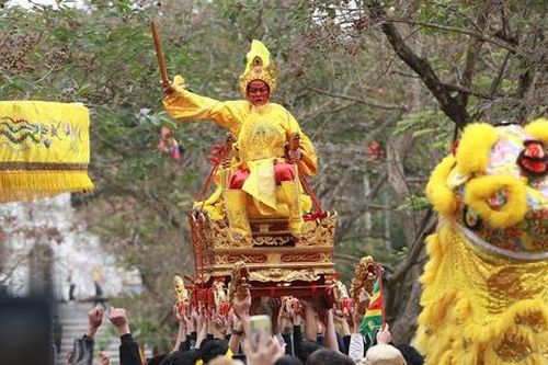 Lễ rước 'vua, chúa sống' tại đền Sái độc đáo duy nhất trên cả nước