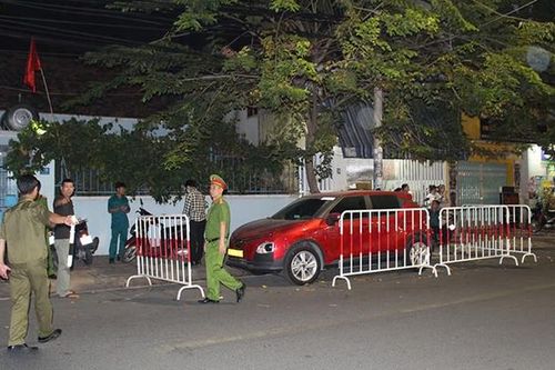Khám nghiệm hiện trường vụ tài xế tử vong trong xe ô tô đậu bên đường ở Đồng Nai