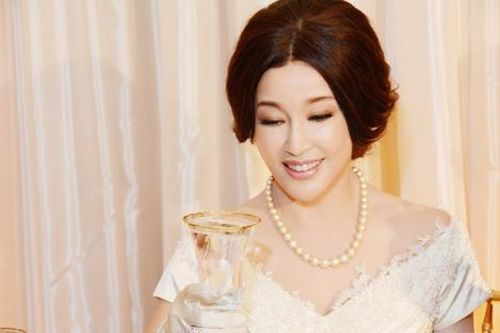 Người phụ nữ 74 tuổi trở thành dâu hào môn sau khi sinh con trai cho tổng tài