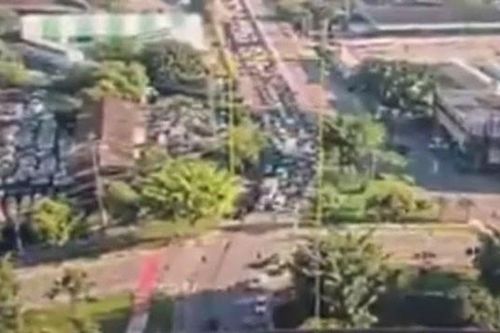 Xe bus cháy trơ khung do máy bay đâm trúng rơi xuống giữa đại lộ